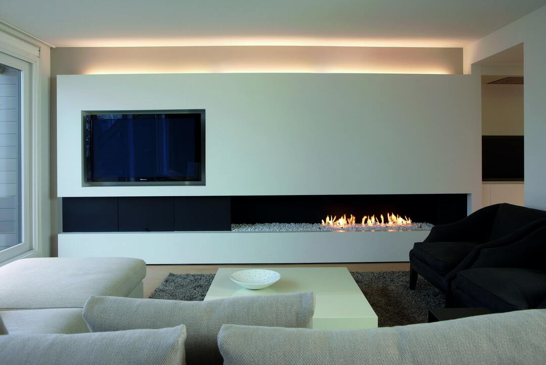 Dekoracija dnevne sobe v minimalističnem slogu s kaminom in televizijo