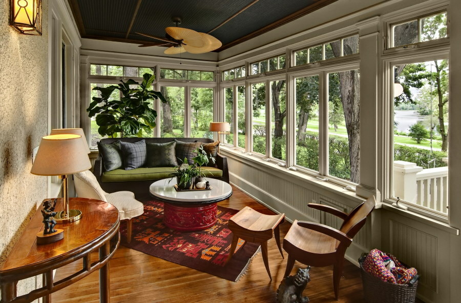 Klädda möbler på balkongen i ett privat hus