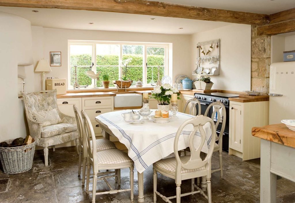 Wood and stone - one of the features of the kitchen in the style of Provence
