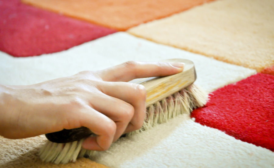 Spazzolare il tappeto nella stanza dei bambini