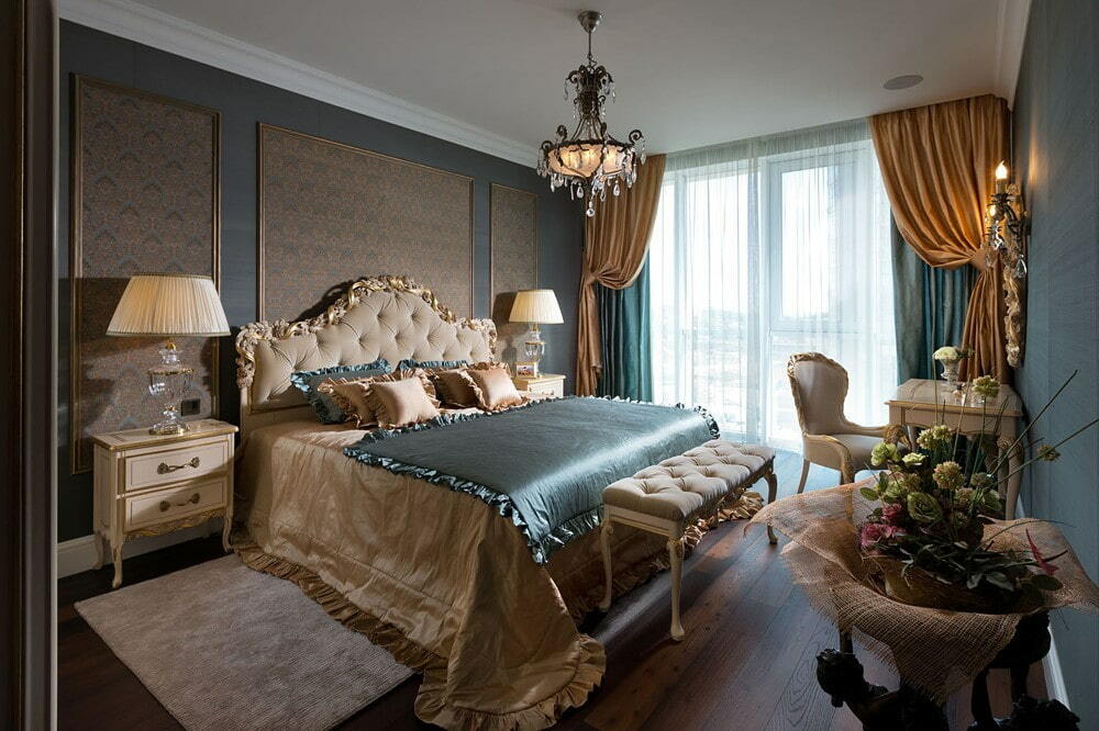 Szaro-złota sypialnia w stylu klasycznym