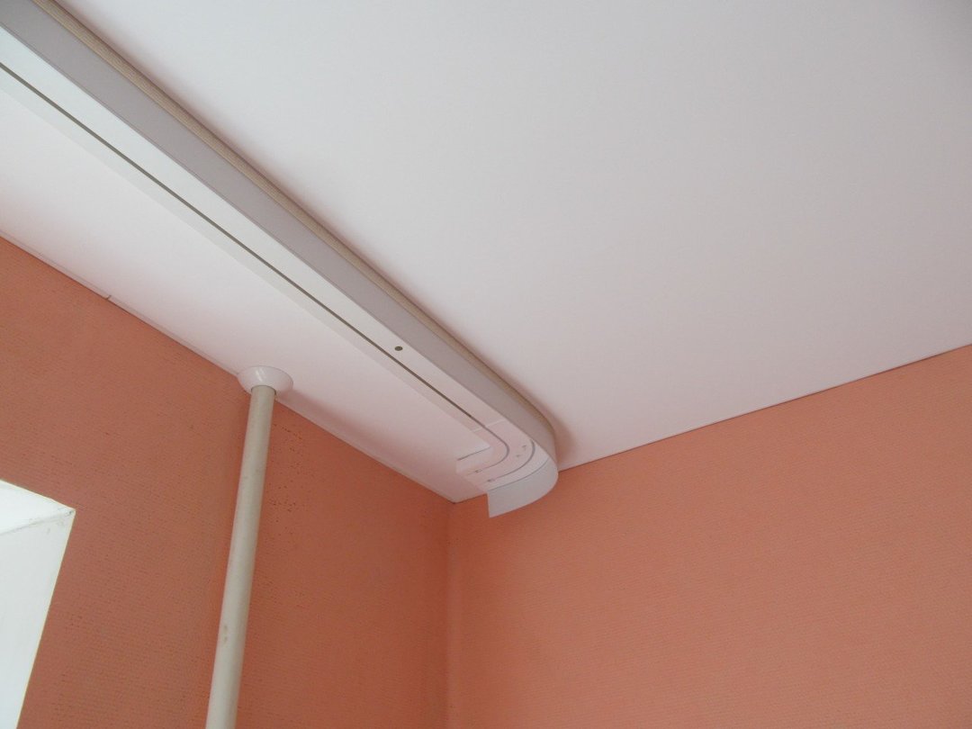 Cornice at the suspended ceiling