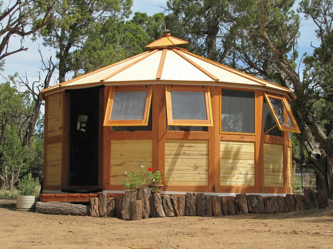 Lukket lysthus i form af en yurt af træ