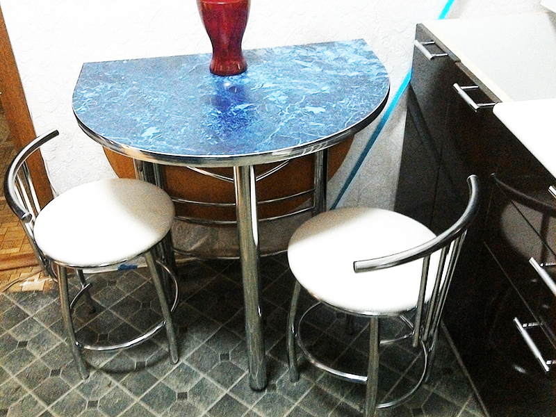 Kompakt sammenleggbart bord på kjøkkenet