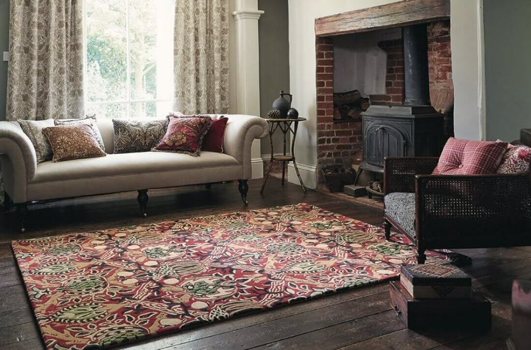 Farverigt tæppe i stuen