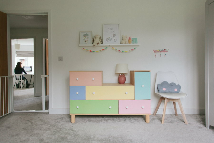 Dřevěný nábytek v malém dětském pokoji