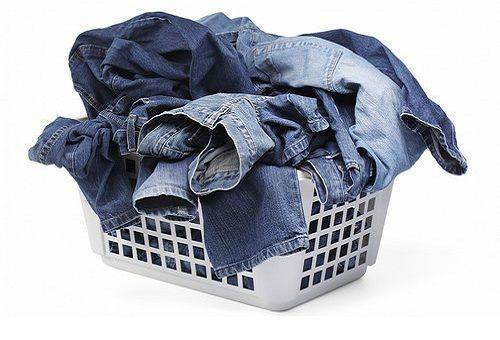 ¿Cómo lavar los jeans a mano para que no pierdan color y forma?