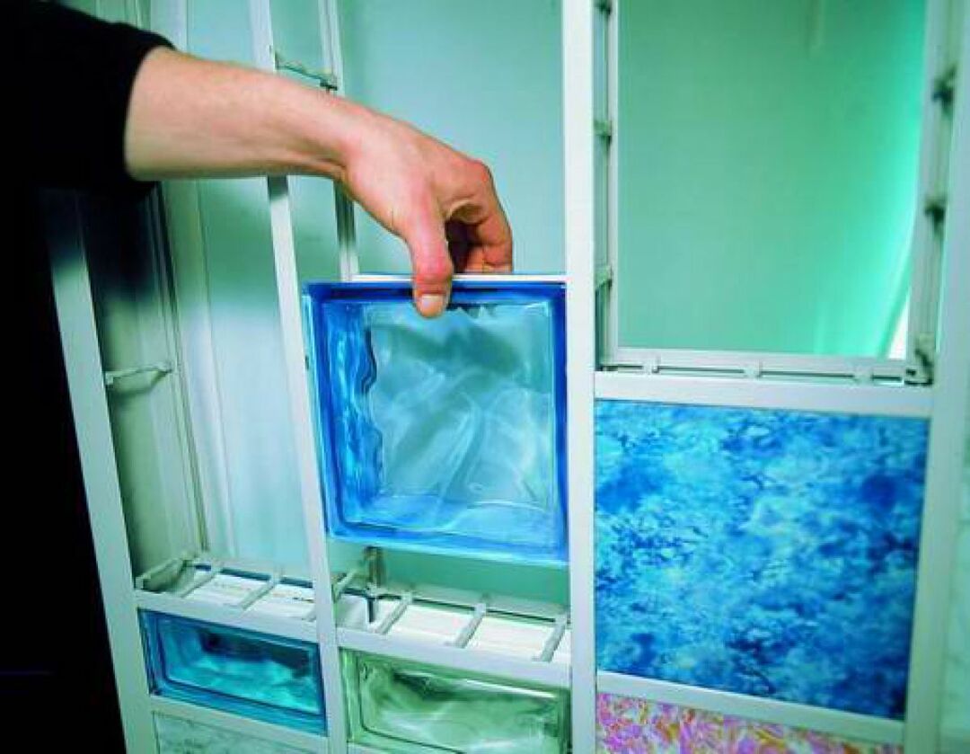 Installazione a telaio di blocchi di vetro