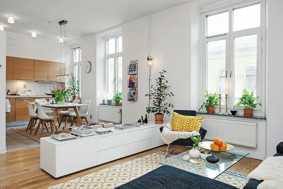 Okenní dekorace v obývacím pokoji kuchyně ve skandinávském stylu