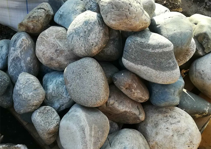 Ak máte v blízkosti prírodnú nádrž, potom na jej brehoch určite môžete zbierať také kamene na stavbu