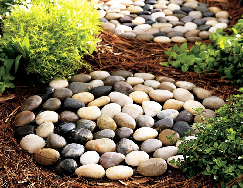 Y si no hay piedras grandes, se pueden usar guijarros de tamaño mediano. Simplemente péguelo con adhesivo para baldosas sobre una base dura y colóquelo en el jardín como una baldosa.