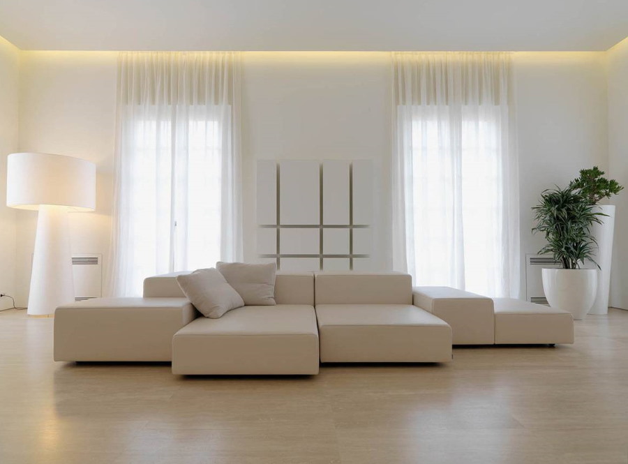 Tende luminose alle finestre del soggiorno nello stile del minimalismo