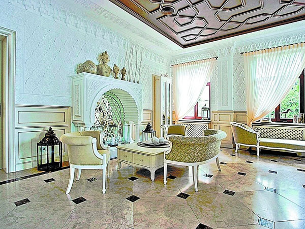 Por el diseño de habitaciones de hotel en un hotel familiar, uno puede juzgar el gusto del cantante: clásicos, tonos beige, formas estrictas, además de detalles brillantes e inusuales.