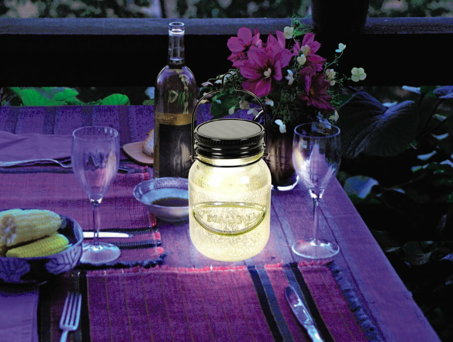 Lámpara LED con tarro de cristal en la cocina de verano