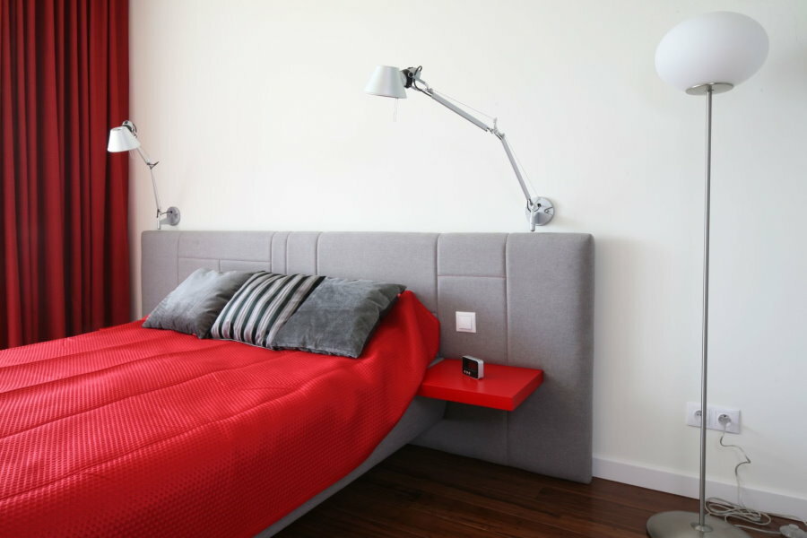 Dvojitá zásuvka na stene spálne pre stojaciu lampu