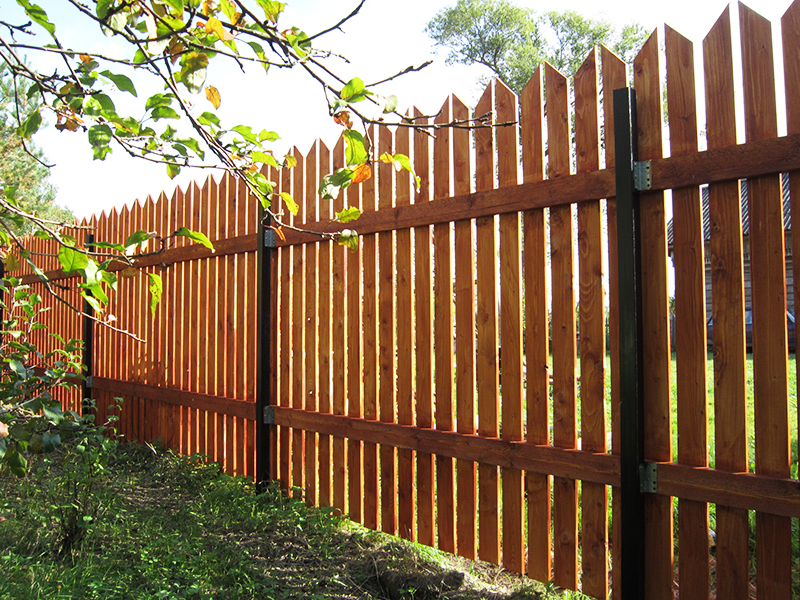 Priehľadný drevený plot 