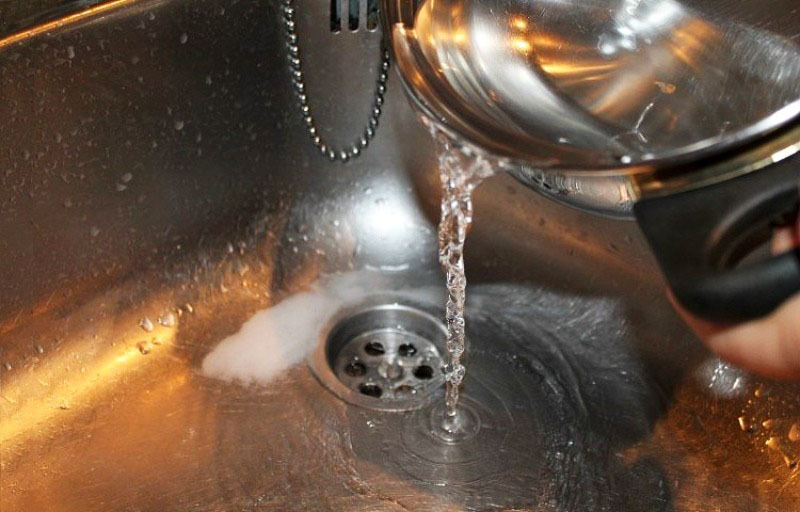 Despeje a brancura diluída com água fervente no ralo da pia. O mesmo deve ser feito com a pia do banheiro.