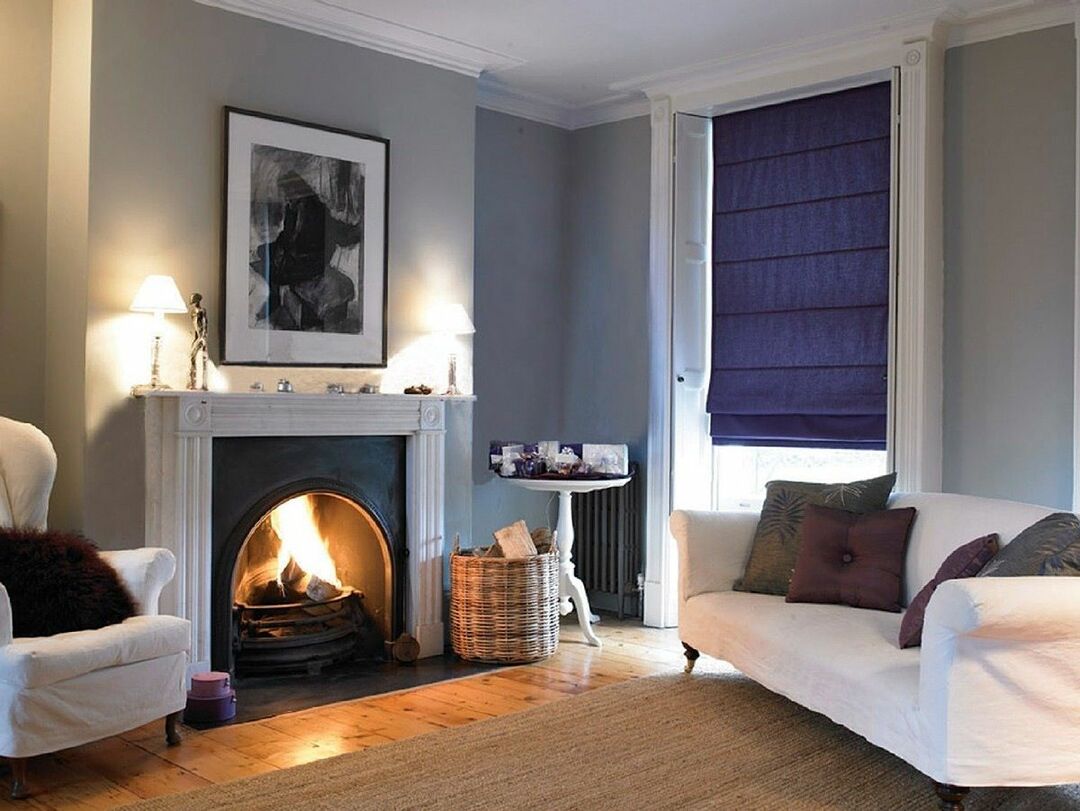 Korte gardiner i stuen til vindueskarmen: et foto af et smukt interiør i rummet