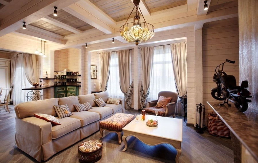 Sofá espaçoso na sala de uma casa de madeira