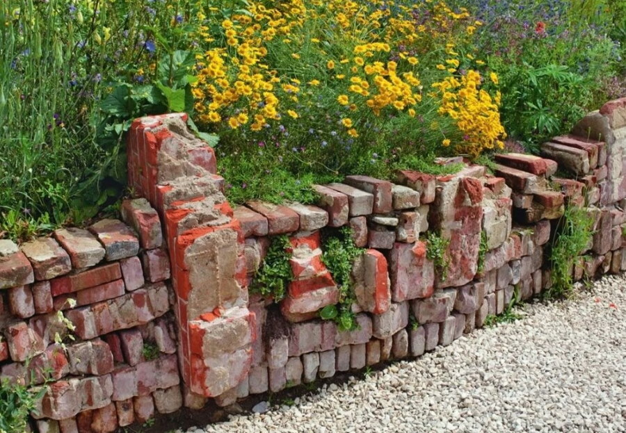 Stilige mursteinruiner i landskapsdesign