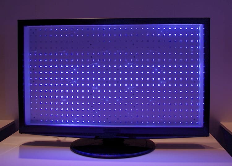 Właściciel ekranu Direct LED może samodzielnie regulować jasność poprzez zwiększanie i zmniejszanie mocy diod LED