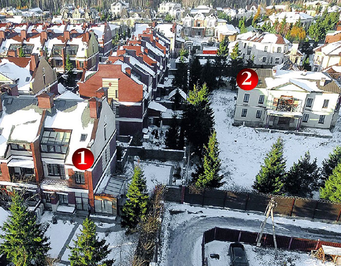Sotto il n. 1 - la casa di città di Ksenia Sobchak e sua madre, sotto il n. 2 - una casa a due piani, che è stata acquistata e demolita da un socialite