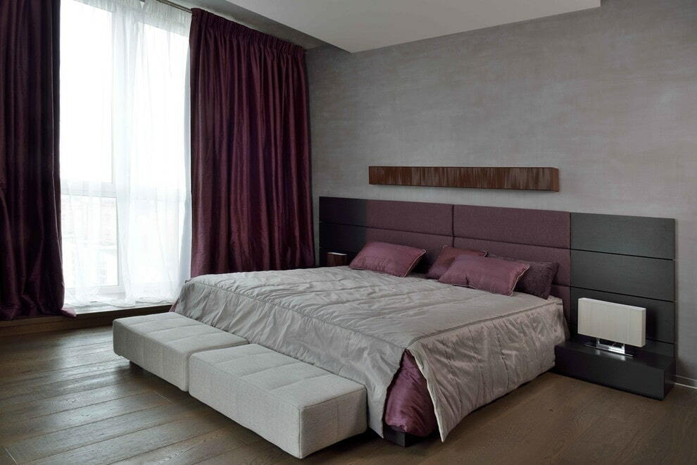 Camera da letto grigia nello stile del minimalismo