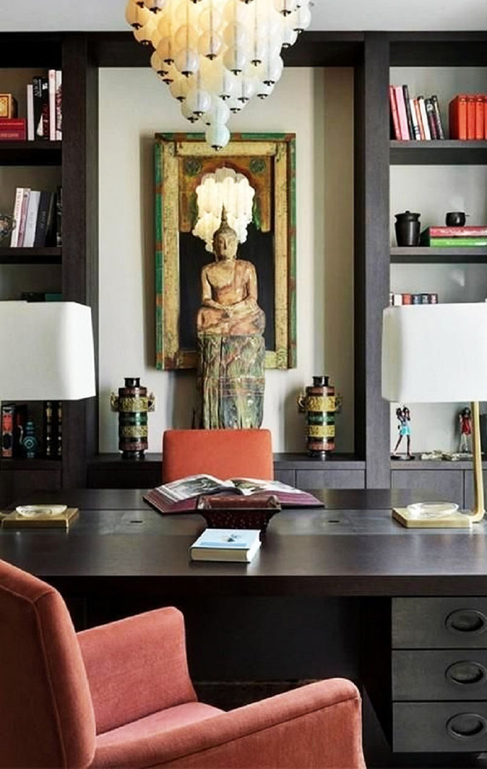 Les étagères ouvertes au design laconique s'intègrent parfaitement dans le style oriental du meuble