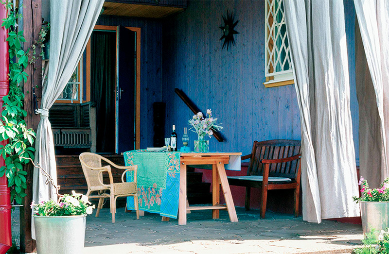 La veranda estaba equipada con una cómoda zona para sentarse con cómodas sillas de ratán y madera maciza.