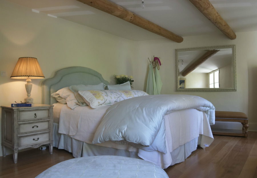 Provence -tyylinen yölamppu makuuhuoneeseen