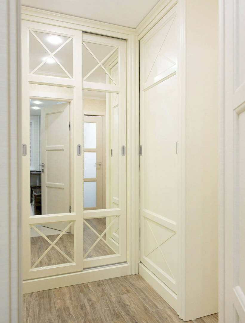 Couloir intégré avec miroirs sur les portes