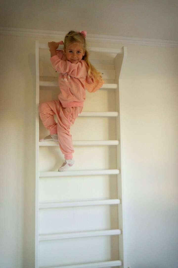 Laddermuur voor een klein meisje