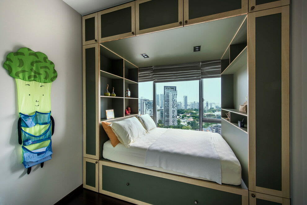 Krevet na podiju uz panoramski prozor