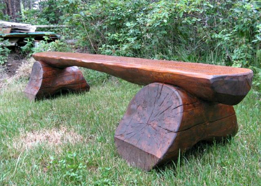 Prosta ławka ogrodowa na podporach z bali