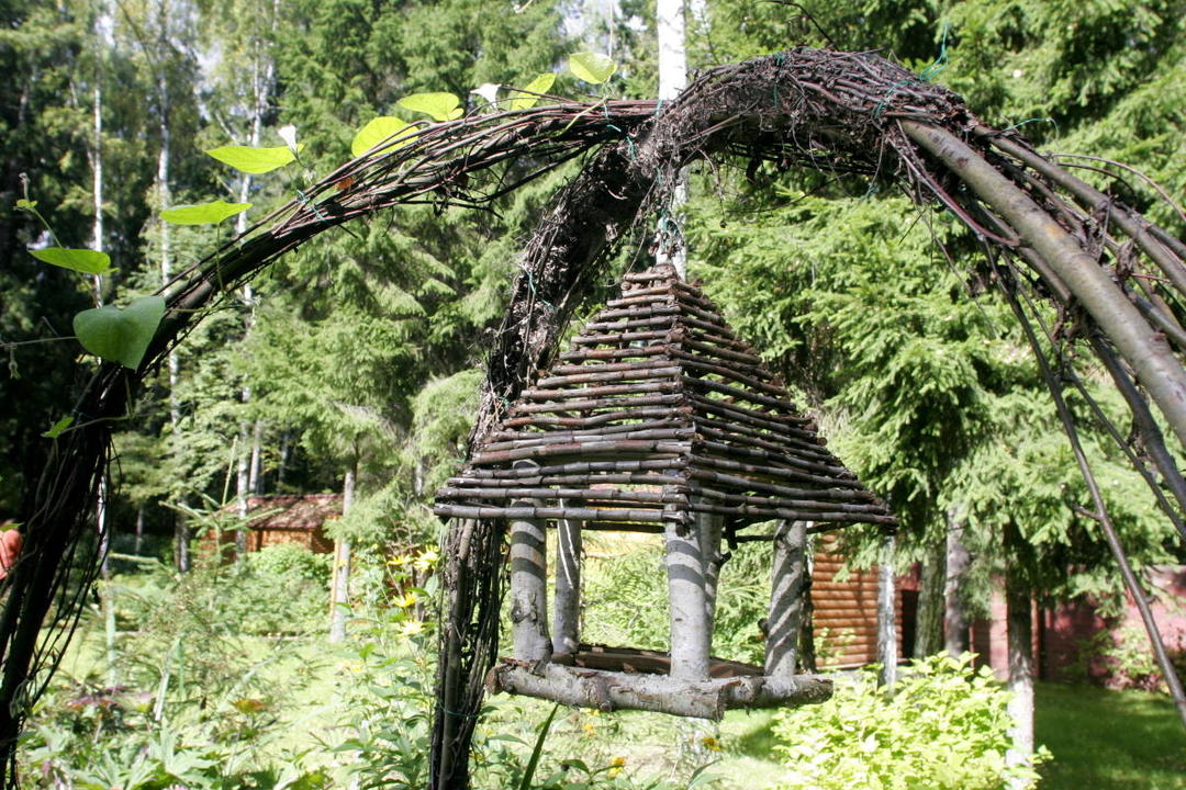 karmniki w ogrodzie ekologicznym stylu