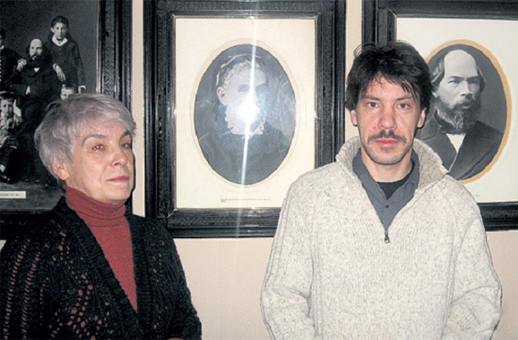 Maria Viktorovna a její syn jsou zachyceni na pozadí portrétů slavných předků a rodinnou podobnost lze vidět pouhým okem