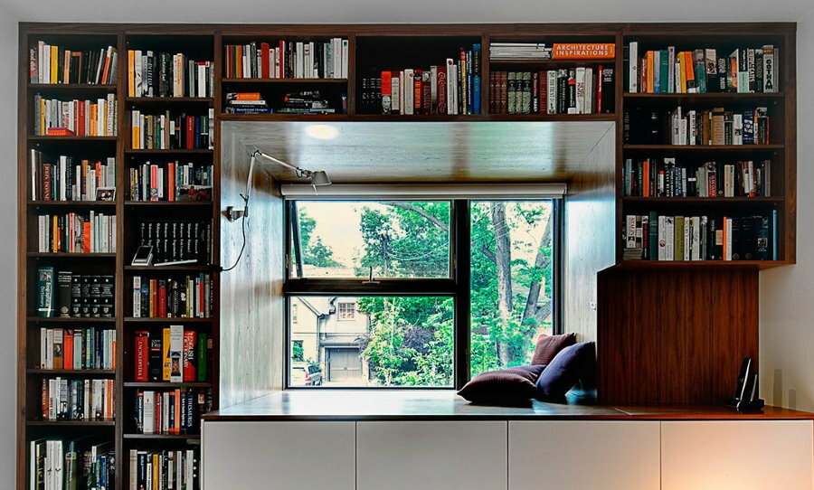 Förvaringsutrymme för böcker på hyllor runt fönstret
