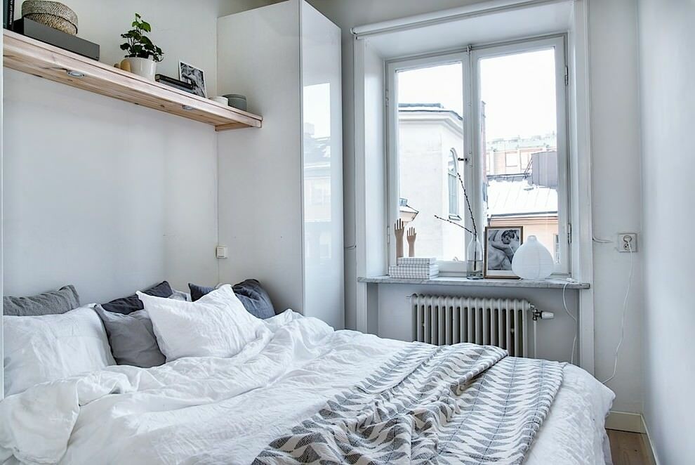 Yatak odası penceresinin yanında parlak dolap