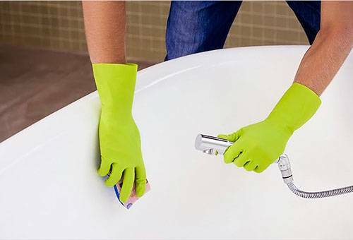 Que de nettoyer un bain acrylique dans les conditions de la maison de jaune, un contact et de la pollution?