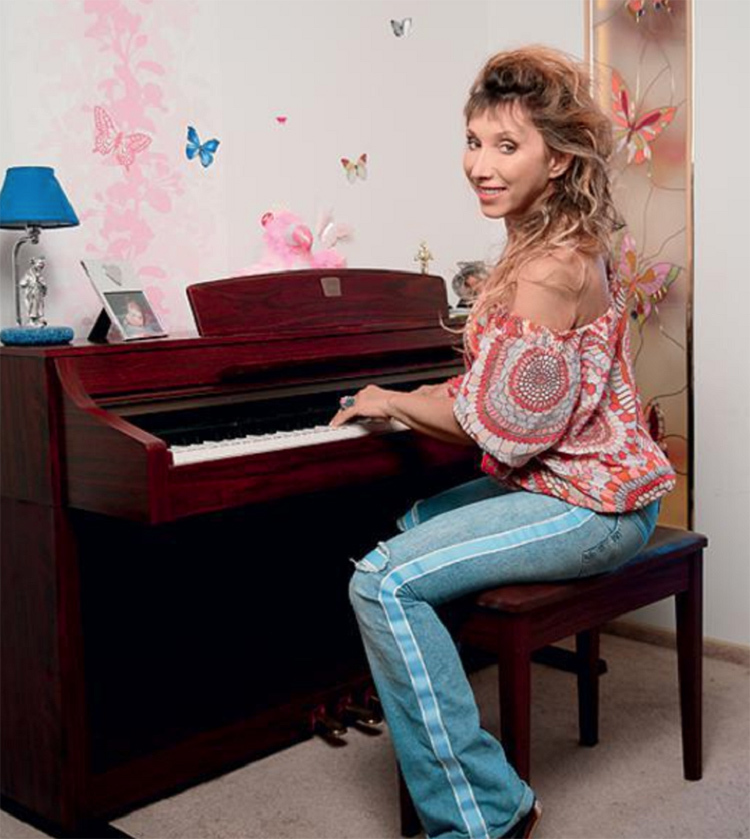 Elena genellikle arkadaş ve blizkihFOTO için müzikal akşamları düzenlemektedir: Yandex.com.tr