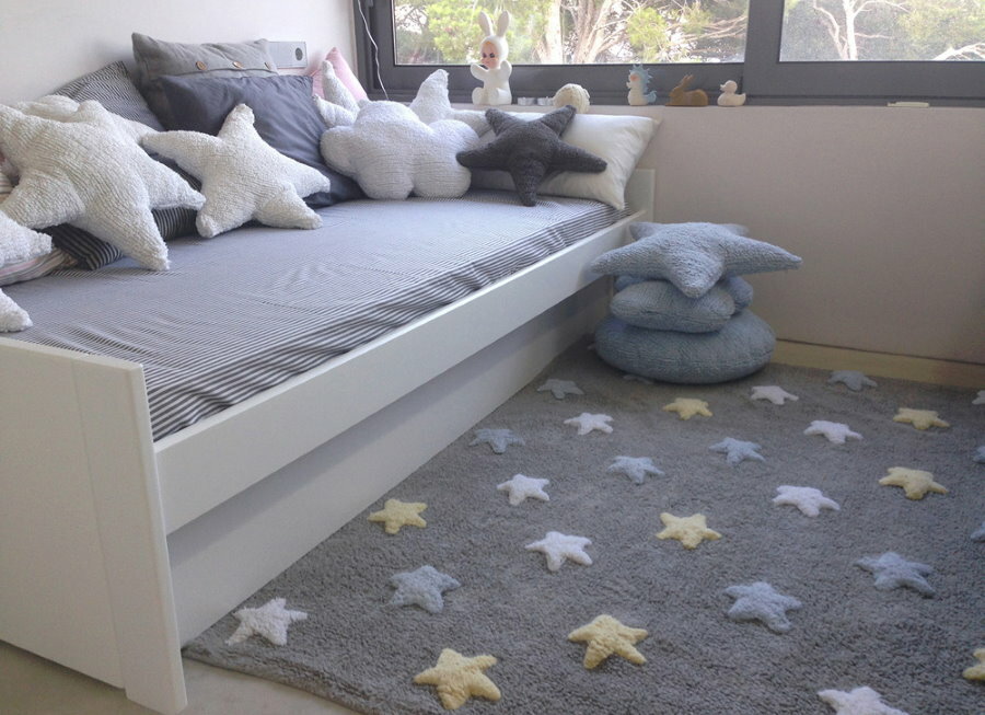 Tappeto grigio con stelle davanti al letto dei bambini
