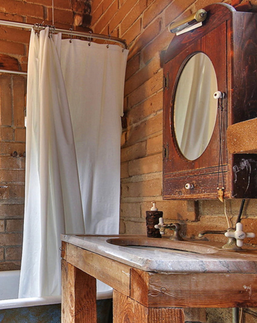מעמד עשוי קוביות עץ מתחת לכיור בחדר האמבטיה