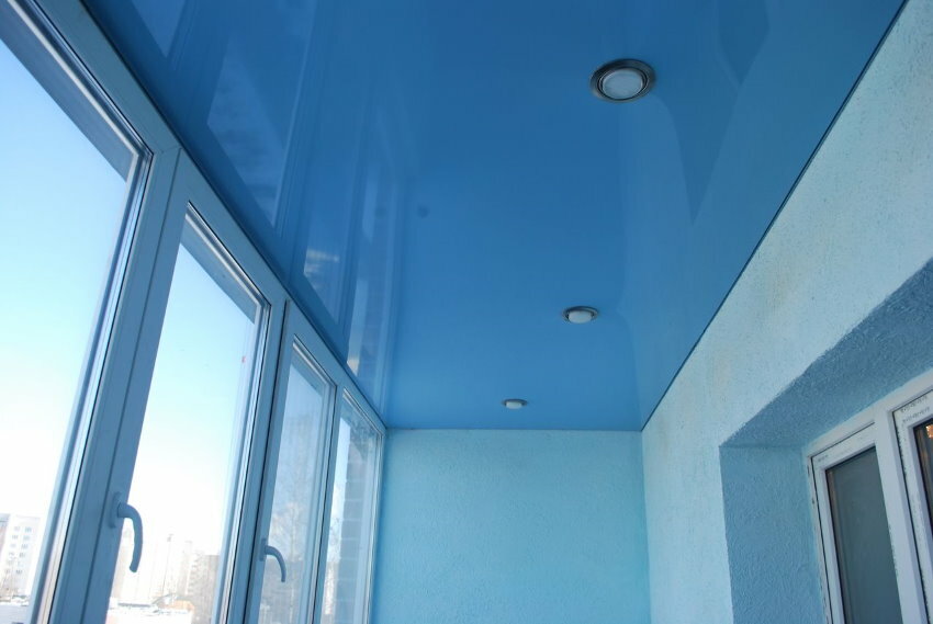 Modrý strečový strop na balkóne bytu