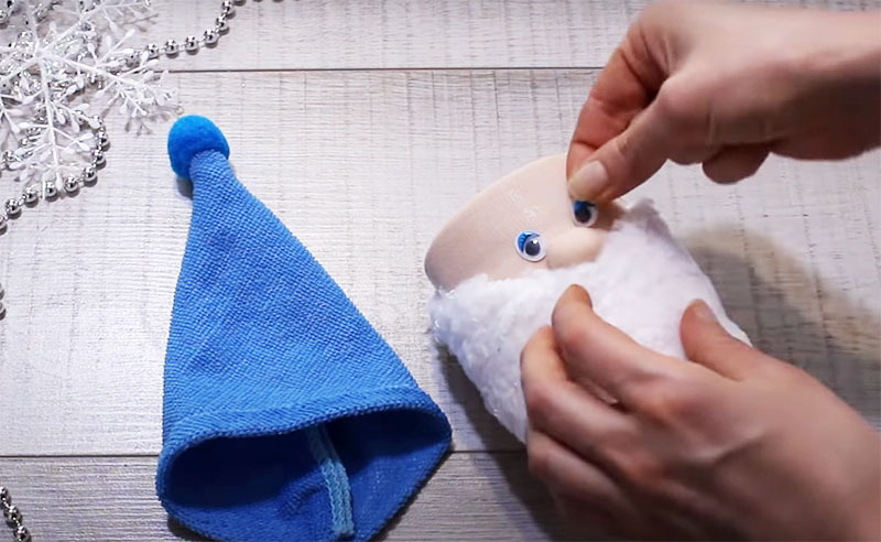 You need toy eyes. They can be replaced with colored buttons. And for the cap, the author used a microfiber cloth. These are sold in any department of household goods.