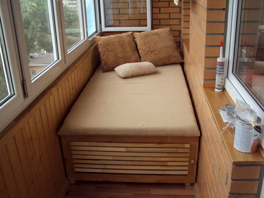 Selbstgemachtes Bett im Schlafzimmer auf der Loggia
