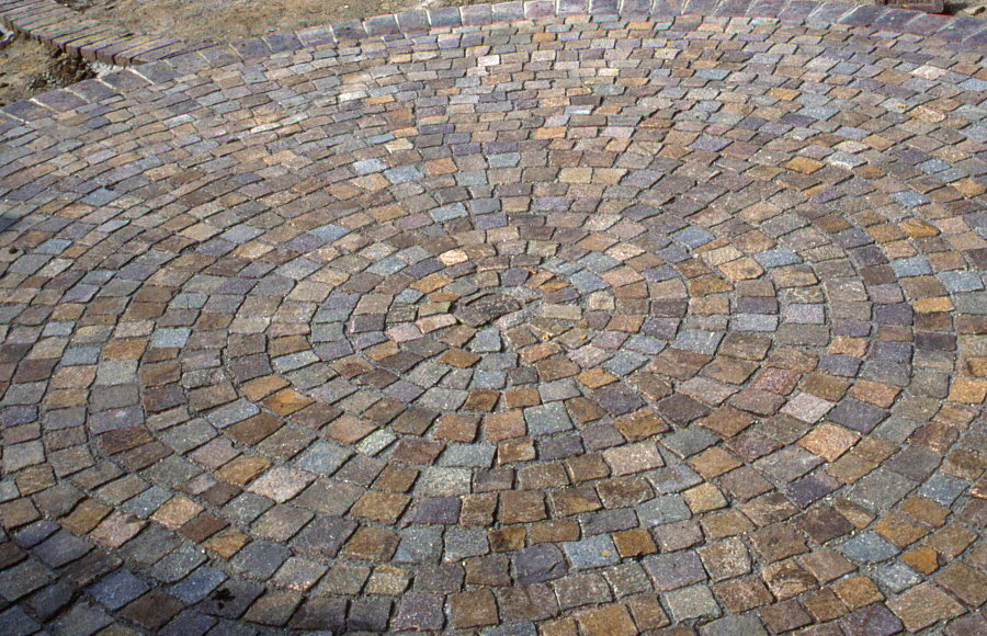 Circulair leggen van granieten straatstenen op het recreatiegebied