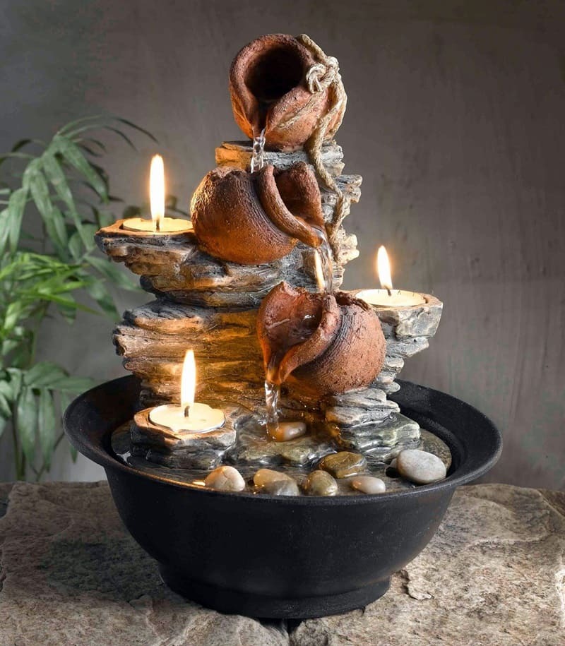 Dekorativní kamenná kašna se svíčkami