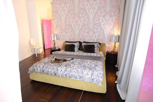 Yatak odası yumuşak pembe tonlarda dekore edilmiştir.