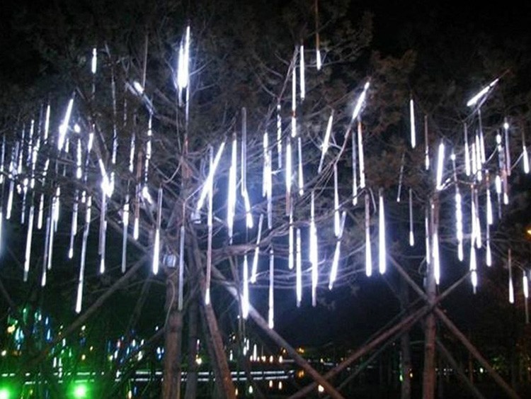 Drevesa videti še posebej impresivno utripajoče ledene sveče