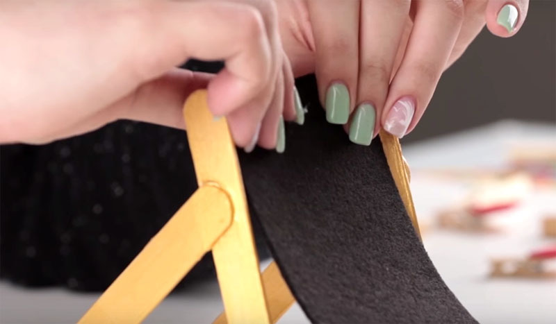 Fissare la forma o il tessuto a una sedia a sdraio improvvisata con la colla